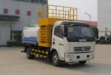 多功能灑水車——東風(fēng)多利卡升降平臺(tái)灑水車4