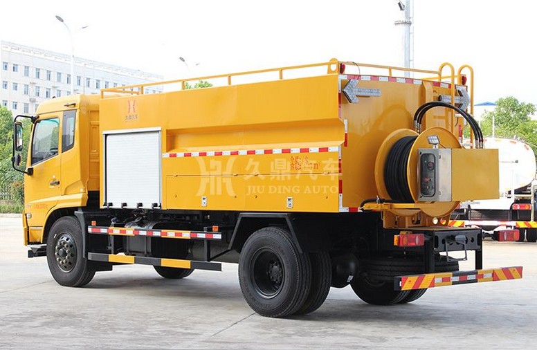 多功能灑水車——東風(fēng)天錦清洗灑水車4