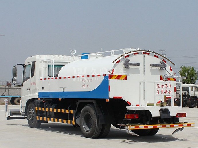多功能灑水車——東風(fēng)天錦高壓清洗灑水車2