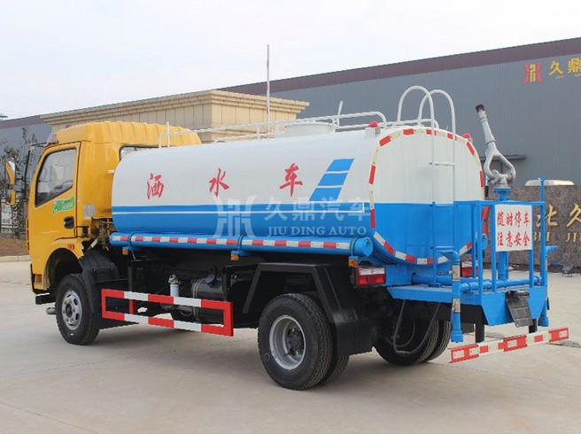 8方環(huán)衛(wèi)灑水車價格_8噸東風(fēng)大多利卡環(huán)衛(wèi)灑水車4
