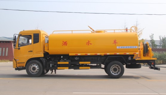 東風(fēng)天錦灑水車帶高壓清洗高清圖片 東風(fēng)天錦灑水車帶高壓清洗高清圖片