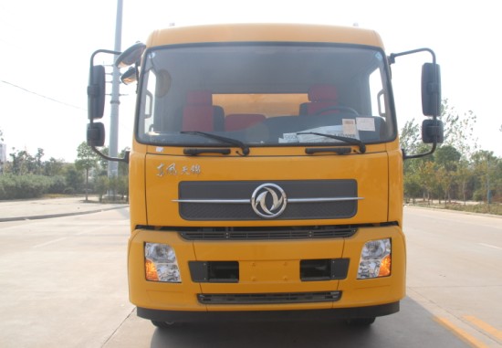 東風(fēng)天錦灑水車帶高壓清洗高清圖片 東風(fēng)天錦灑水車帶高壓清洗高清圖片