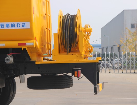 東風(fēng)天錦灑水車帶高壓清洗高清圖片 東風(fēng)天錦灑水車帶高壓清洗高清圖片