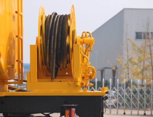 東風(fēng)天錦灑水車帶高壓清洗高清圖片 東風(fēng)天錦灑水車帶高壓清洗高清圖片