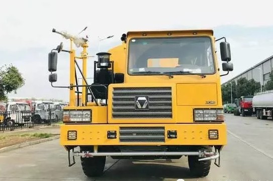 40噸寬體礦山灑水車圖片 40噸寬體礦山灑水車圖片