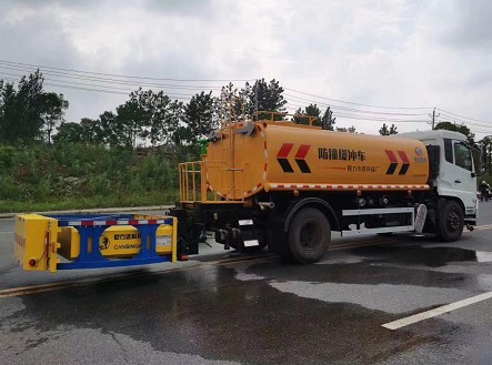 國六東風天錦多功能灑水車帶防撞緩沖車功能4