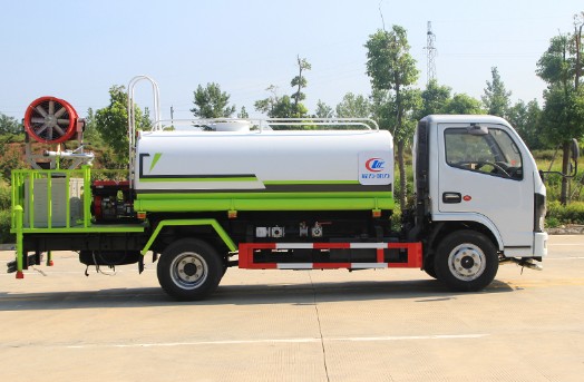 5噸灑水車型號及價格_國六5噸東風(fēng)多利卡帶霧炮灑水車廠家價格3