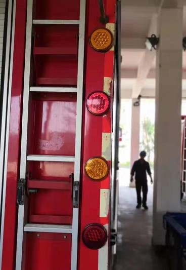 消防車老款車圓形尾燈 消防車老款車圓形尾燈