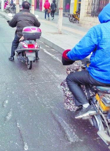 灑水車(chē)灑水致路面結(jié)冰圖片 灑水車(chē)灑水致路面結(jié)冰圖片