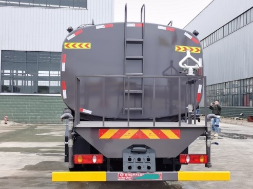 東風(fēng)華神T5前四后八28.5噸灑水車 東風(fēng)華神T5前四后八28.5噸灑水車