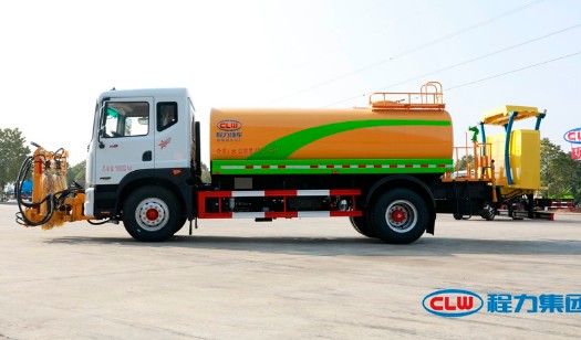 東風多利卡灑水車,前部加裝護欄清洗設備,后部帶防撞包! 東風多利卡灑水車,前部加裝護欄清洗設備,后部帶防撞包!